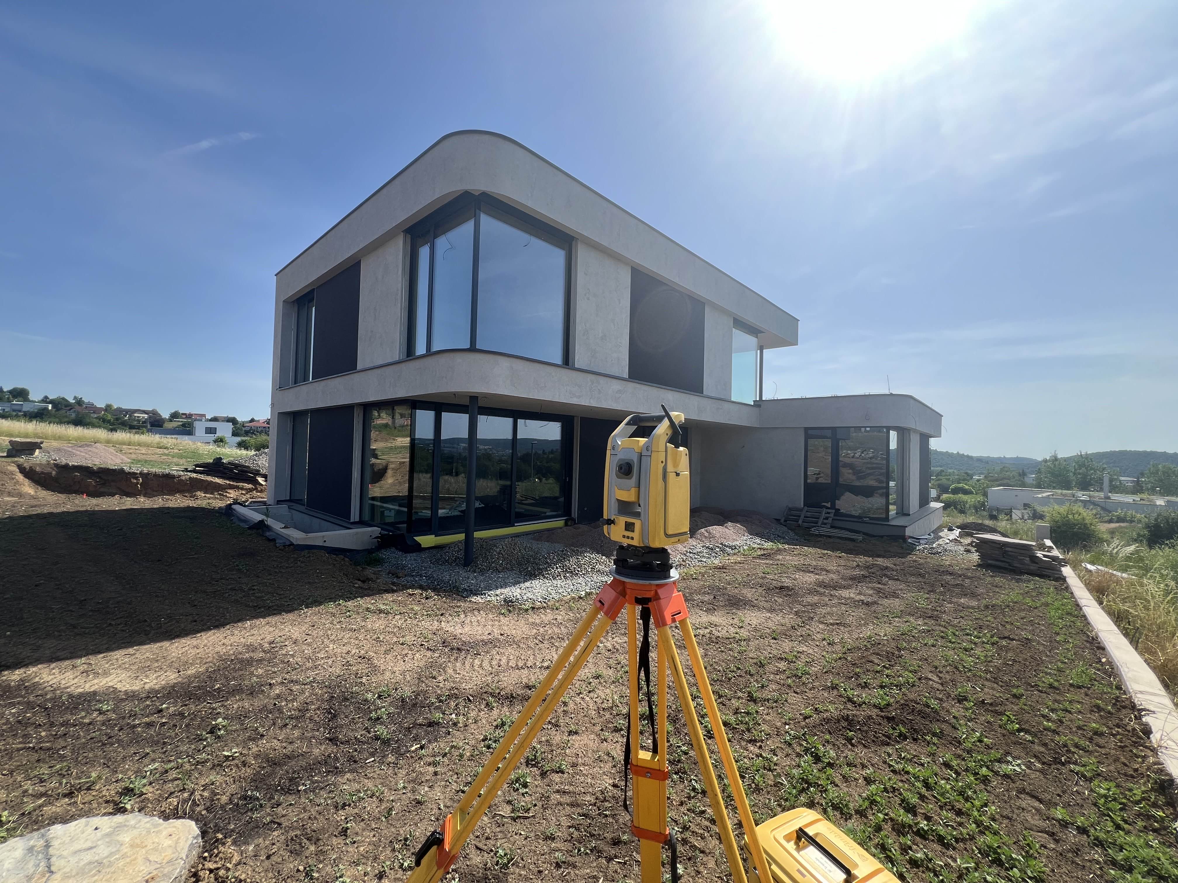 Tým geodetů při práci v terénu